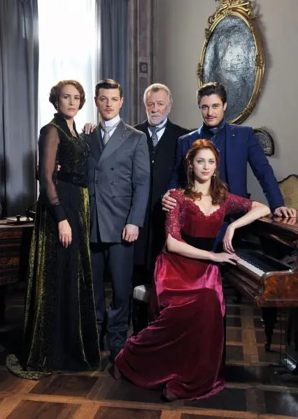 《戴面纱的美人》：隐藏在面纱下的秘密与情感纠葛